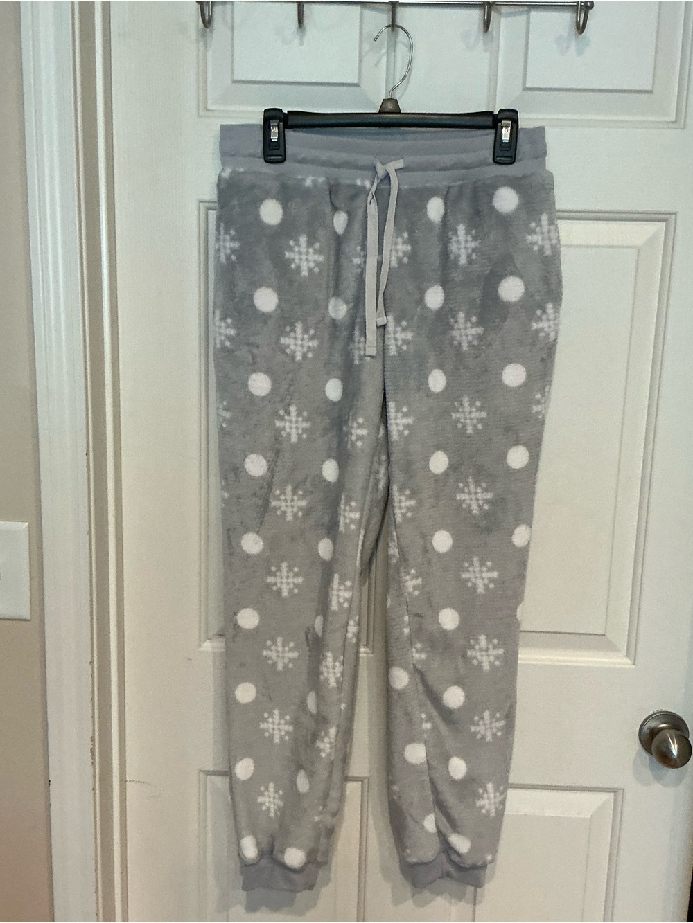 Cozy Women's Gray Snowflake Fleece Pajama Pants